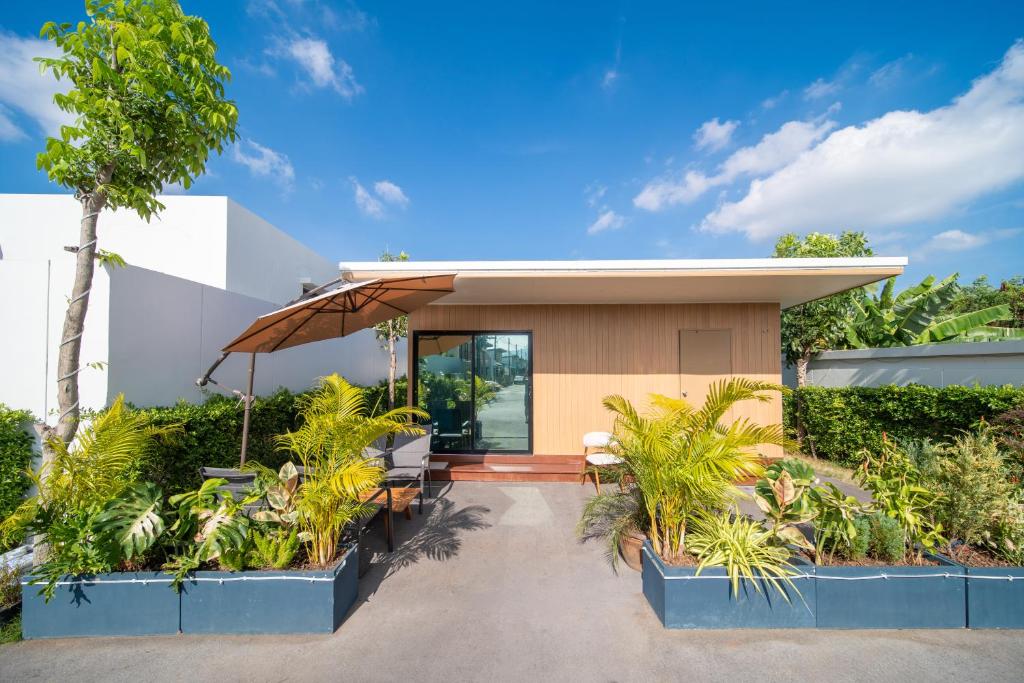 Standalone garden building at the villa entrance
